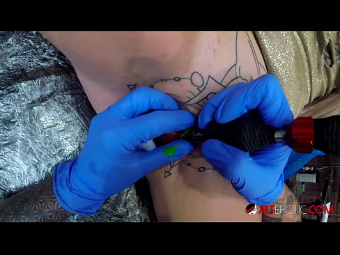 ❤️ Sully Savage, une chaudasse extrêmement tatouée, s'est fait tatouer le clitoris. ☑ Porno dur at porn fr.trysex.ru ﹏